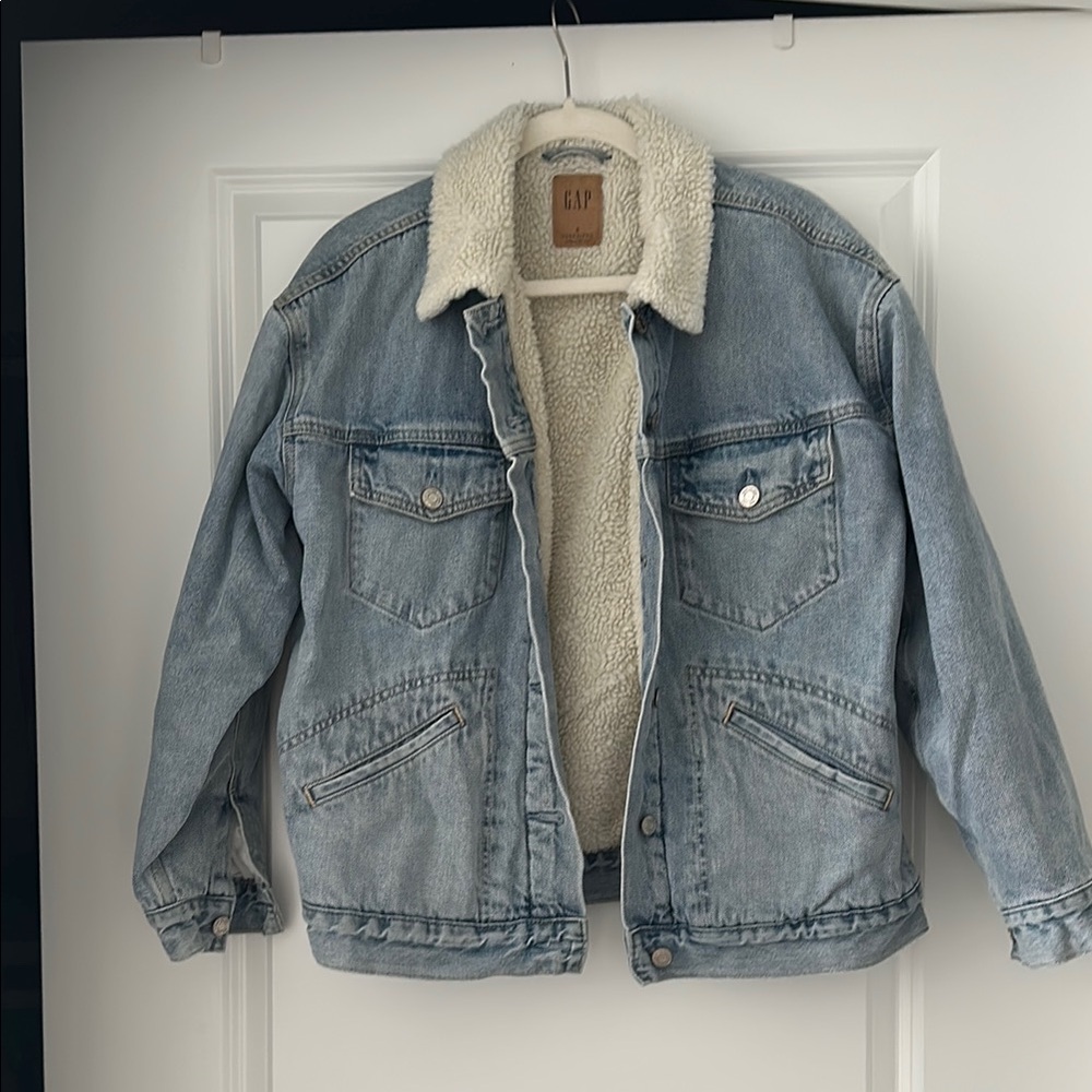GAP Oversized Denim Jacket with Sherpa Lining Like new size small.